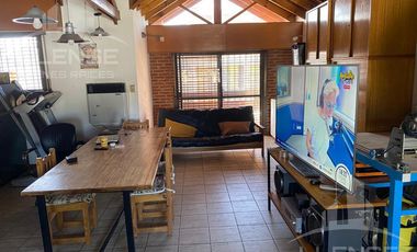 Casa 4 ambientes en 2 plantas con jardín y piscina en venta- ALQUILADA HASTA JUNIO 2026 - Don Bosco