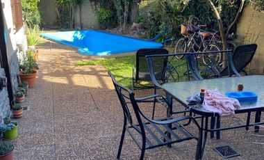 Casa 4 ambientes en 2 plantas con jardín y piscina en venta- ALQUILADA HASTA JUNIO 2026 - Don Bosco