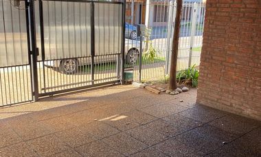 Casa 4 ambientes en 2 plantas con jardín y piscina en venta- ALQUILADA HASTA JUNIO 2026 - Don Bosco