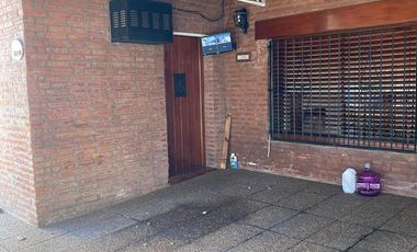Casa 4 ambientes en 2 plantas con jardín y piscina en venta- ALQUILADA HASTA JUNIO 2026 - Don Bosco