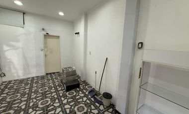 Local en ALQUILER con vidriera en Wilde