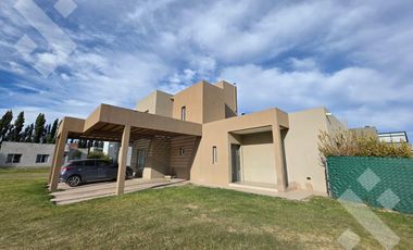 VENTA, casa 3 dormitorios con pileta, Bº Finca Villa  Muluen- PLOTTIER
