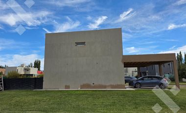 VENTA, casa 3 dormitorios con pileta, Bº Finca Villa  Muluen- PLOTTIER