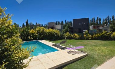 VENTA, casa 3 dormitorios con pileta, Bº Finca Villa  Muluen- PLOTTIER