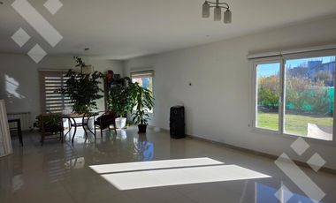 VENTA, casa 3 dormitorios con pileta, Bº Finca Villa  Muluen- PLOTTIER