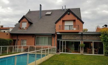 EXCELENTE CHALET EN ALQUILER CON 3 DORMITORIOS, PARQUE Y PILETA EN HAEDO