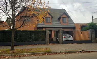 EXCELENTE CHALET EN ALQUILER CON 3 DORMITORIOS, PARQUE Y PILETA EN HAEDO