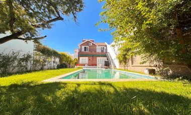 Imponente Chalet de 400 m² en alquiler - Alem 900