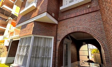 Imponente Chalet de 400 m² en alquiler - Alem 900