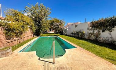 Imponente Chalet de 400 m² en alquiler - Alem 900