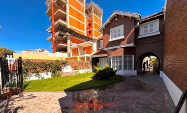 Imponente Chalet de 400 m² en alquiler - Alem 900