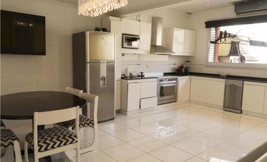 EXCELENTE CHALET 7 AMB CON PATIO Y COCHERA EN RAMOS MEJIA