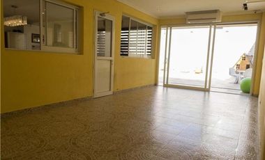 EXCELENTE CHALET 7 AMB CON PATIO Y COCHERA EN RAMOS MEJIA