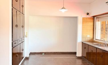 Amplia casa de categoría con piscina y quincho – Apta crédito