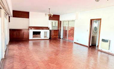 Amplia casa de categoría con piscina y quincho – Apta crédito