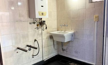 Amplia casa de categoría con piscina y quincho – Apta crédito