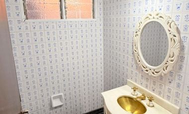 Amplia casa de categoría con piscina y quincho – Apta crédito