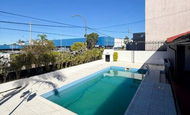 Amplia casa de categoría con piscina y quincho – Apta crédito