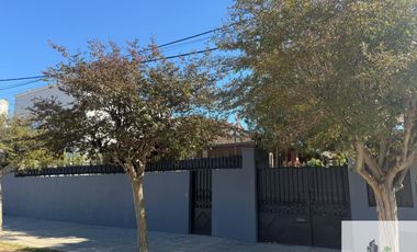 Amplia casa de categoría con piscina y quincho – Apta crédito