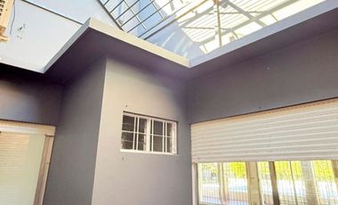 Amplia casa de categoría con piscina y quincho – Apta crédito