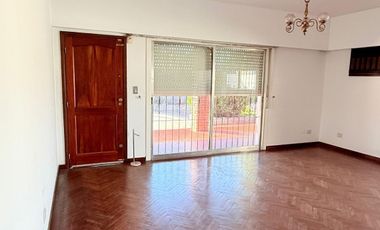 Amplia casa de categoría con piscina y quincho – Apta crédito
