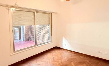 Amplia casa de categoría con piscina y quincho – Apta crédito