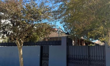 Amplia casa de categoría con piscina y quincho – Apta crédito