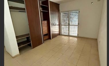 Casa en alquiler c/ cochera en San Jose Obrero