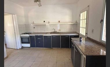 Casa en alquiler c/ cochera en San Jose Obrero