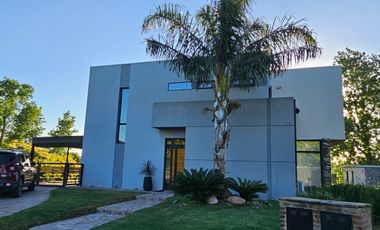 Hermosa casa de 4 dormitorios   dependencia en 2 plantas en barrio San Sebastian