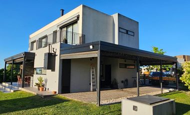 Hermosa casa de 4 dormitorios   dependencia en 2 plantas en barrio San Sebastian