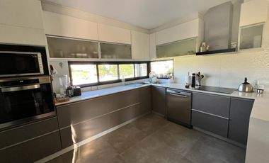 Hermosa casa de 4 dormitorios   dependencia en 2 plantas en barrio San Sebastian