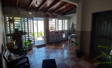 Casa de 5 ambientes con Fondo Libre y Parrilla - Villa Dominico