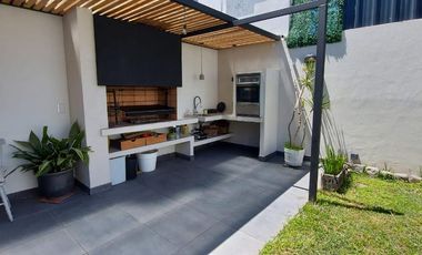 Casa de 5 ambientes con Fondo Libre y Parrilla - Villa Dominico
