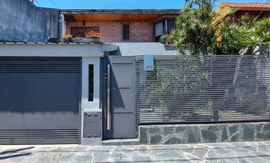 Casa de 5 ambientes con Fondo Libre y Parrilla - Villa Dominico