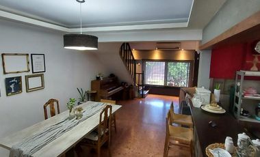 Casa de 5 ambientes con Fondo Libre y Parrilla - Villa Dominico