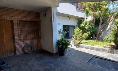 Casa de 5 ambientes con Fondo Libre y Parrilla - Villa Dominico