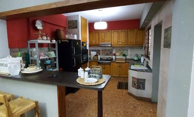 Casa de 5 ambientes con Fondo Libre y Parrilla - Villa Dominico