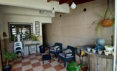 Casa de 5 ambientes con Fondo Libre y Parrilla - Villa Dominico