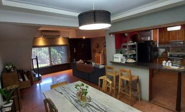 Casa de 5 ambientes con Fondo Libre y Parrilla - Villa Dominico