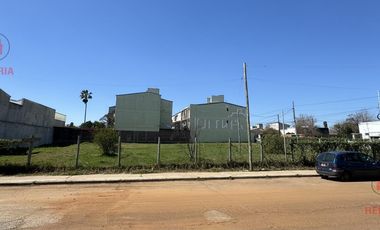 Terreno en  importante esquina. Único por su superficie y ubicación.-