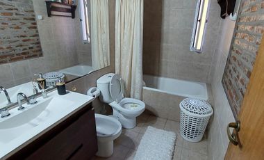 VENTA CASA 3 DORMITORIOS Y PILETA EN COUNTRY LOGARITMO (IBARLUCEA)