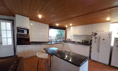 AMPLIA CASA EN ARRIENDO – IDEAL PARA EMPRESAS U OFICINAS