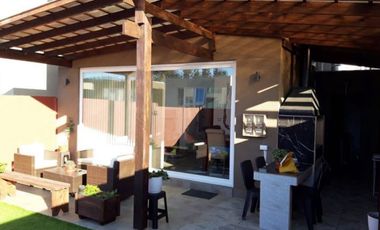 Casa en arriendo c/ estacionamiento en Peñablanca