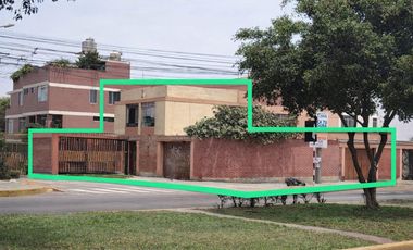 VENDO CASA EN ESQUINA, AVENIDA  ALEJANDRO BERTELLO, LIMITE PUEBLO LIBRE, CERCADO DE LIMA.