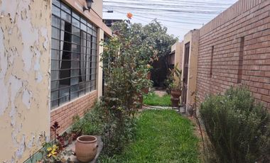 VENDO CASA EN ESQUINA, AVENIDA  ALEJANDRO BERTELLO, LIMITE PUEBLO LIBRE, CERCADO DE LIMA.