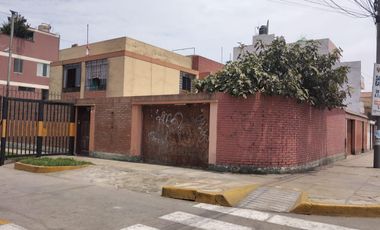 VENDO CASA EN ESQUINA, AVENIDA  ALEJANDRO BERTELLO, LIMITE PUEBLO LIBRE, CERCADO DE LIMA.