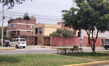 VENDO CASA EN ESQUINA, AVENIDA  ALEJANDRO BERTELLO, LIMITE PUEBLO LIBRE, CERCADO DE LIMA.