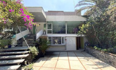 CASA EN VENTA EN EL PEDREGAL COMO TERRENO PARA REMODELAR