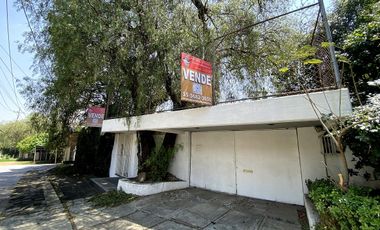 CASA EN VENTA EN EL PEDREGAL COMO TERRENO PARA REMODELAR